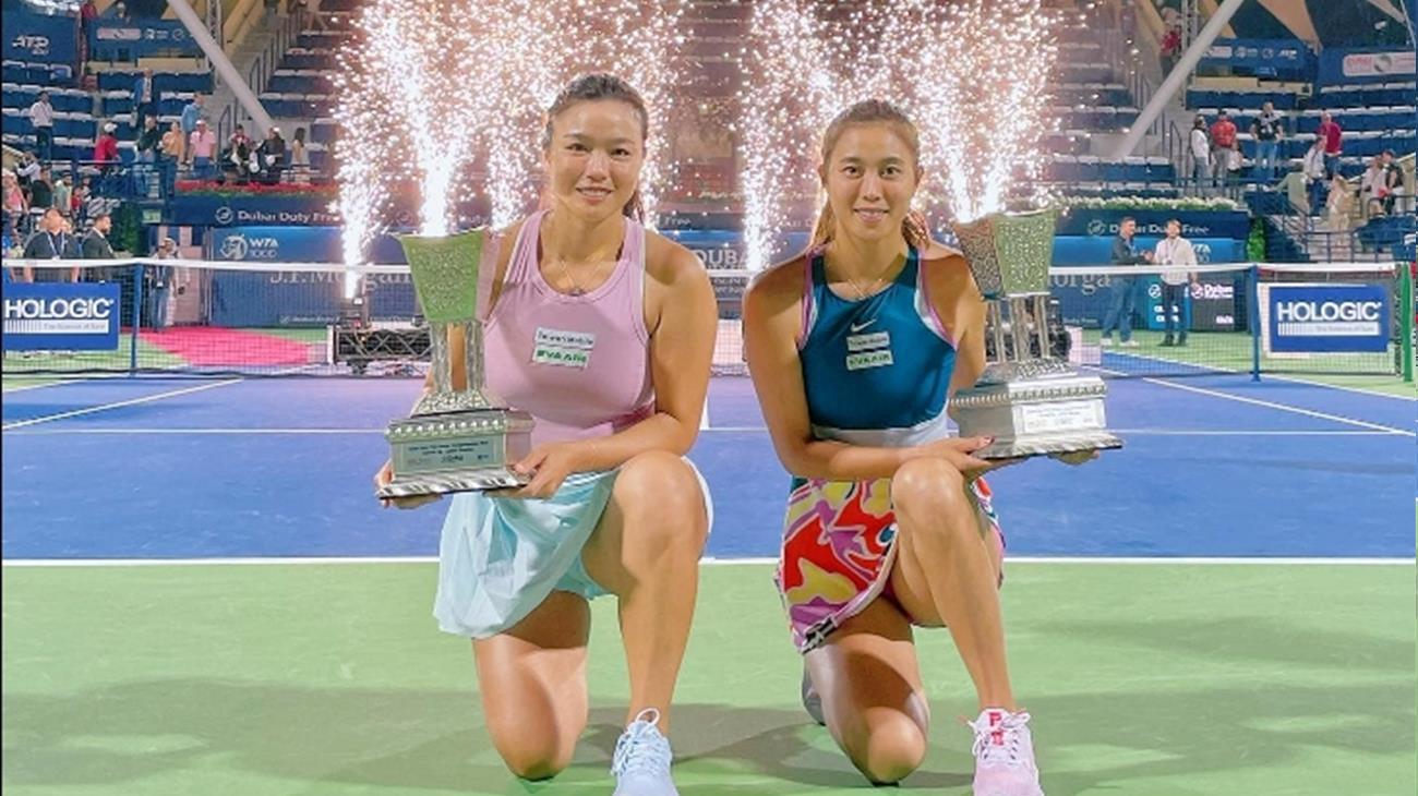 เจาะลึกกีฬาโลก: สวยเก่ง~ สองสาวตระกูลจันคว้ารองแชมป์เทนนิสหญิงคู่ในรายการใหญ่ที่ดูไบ
