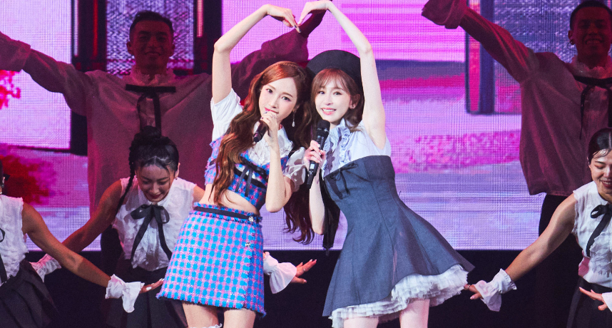 บันเทิงดอทคอม: เวทีระเบิด~ ลีลาสุดน่ารักของเจสซิกาบนเวทีคอนเสิร์ตของซินดี้ หวังซินหลิง