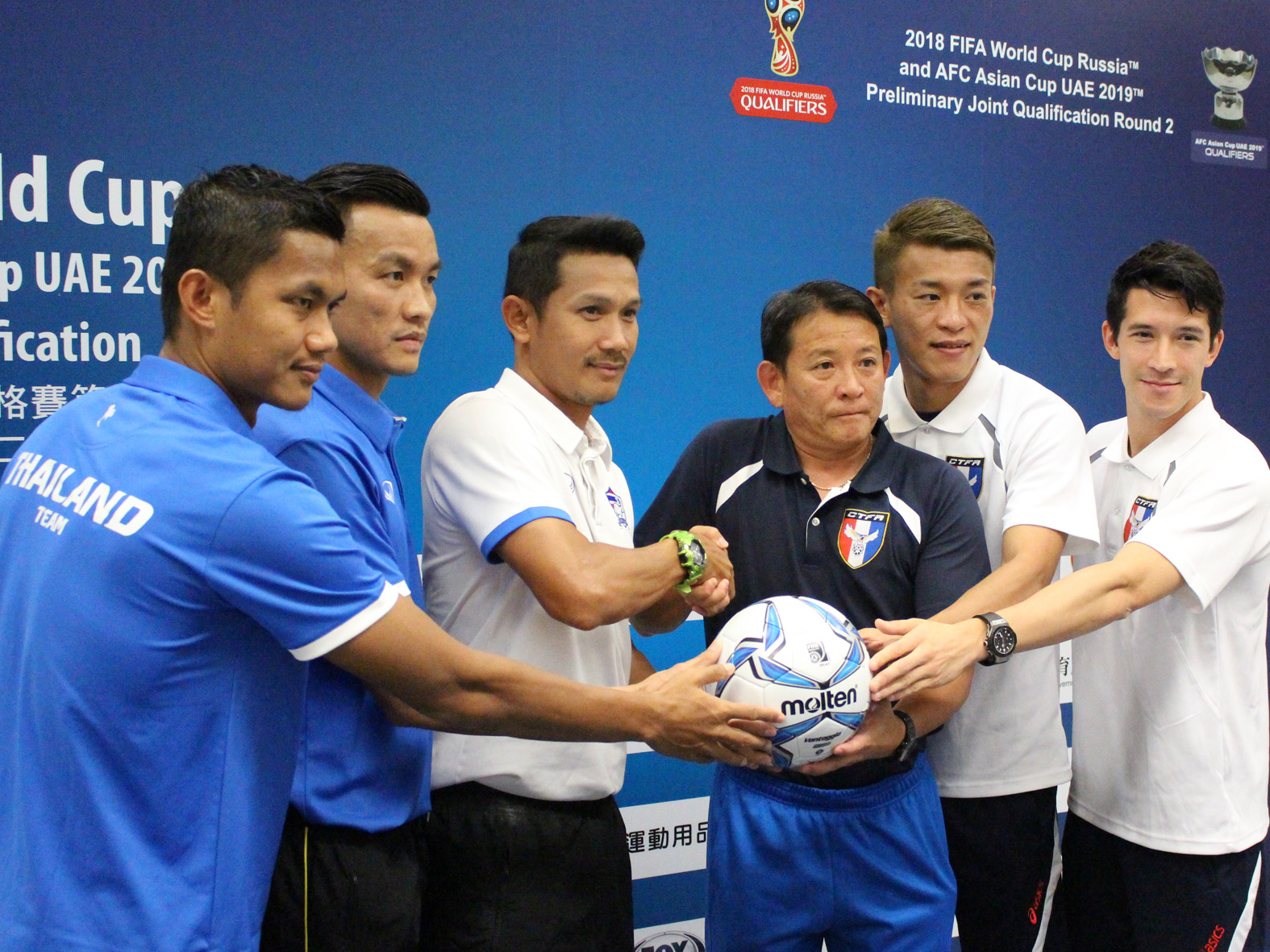 ร่วมเชียร์นักฟุตบอลทีมชาติไทย ในศึกฟุตบอลโลกรอบคัดเลือกโซนเอเชีย