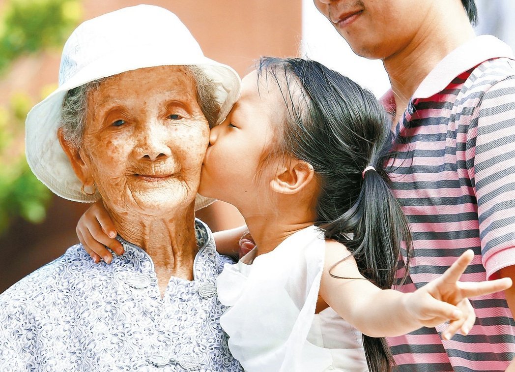 ฟังรายการสโมสรผู้ฟัง วันเสาร์ที่ 7 พฤศจิกายน 2558