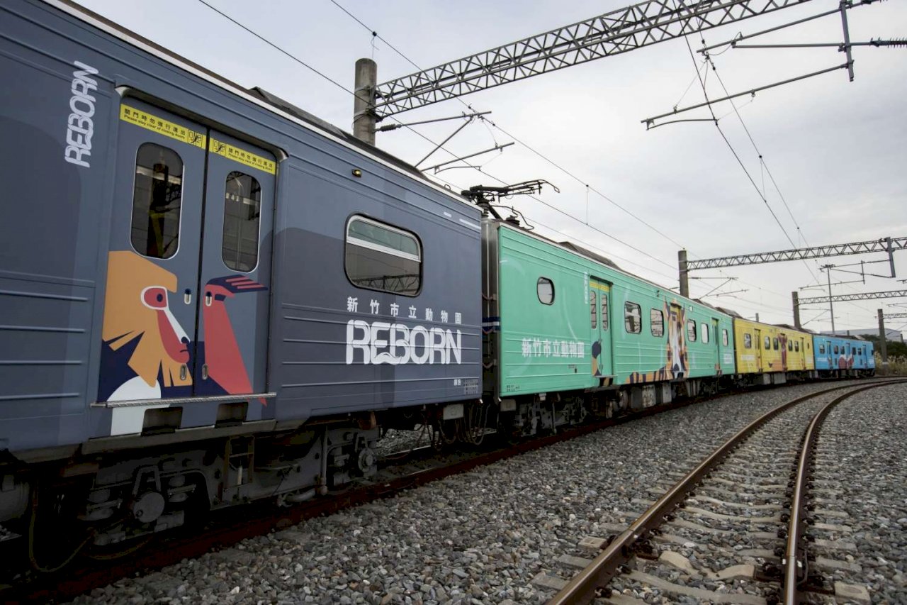 รถไฟหลากหลายสีสันต้อนรับการเปิดให้บริการใหม่ของสวนสัตว์ซินจู๋