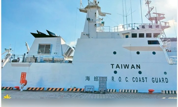 เรือลาดตระเวนพิทักษ์น่านน้ำไต้หวันพิมพ์ TAIWAN ตัวโตไว้บนตัวเรือ เพื่อสังเกตได้ง่าย