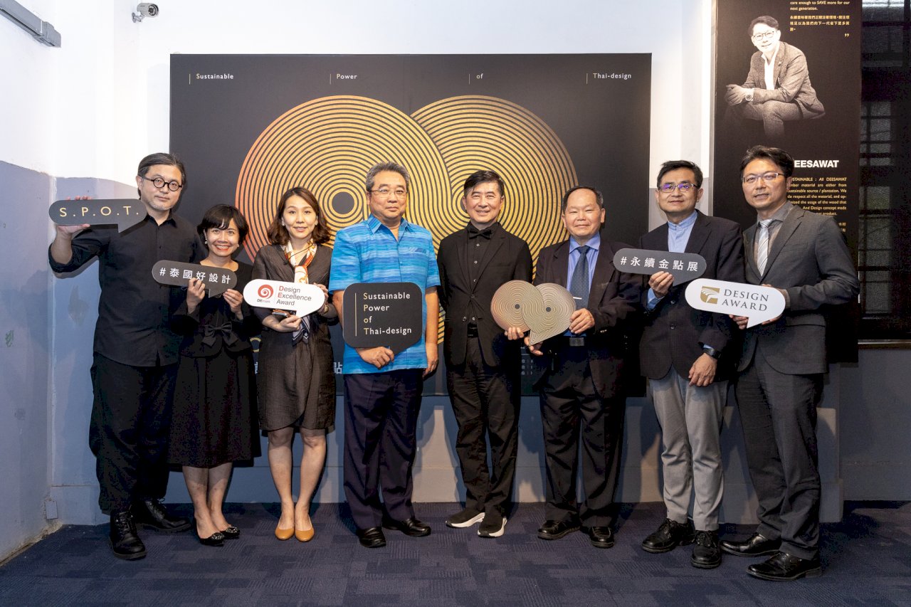 จากซ้ายไปขวา 1.Mr. Lance Han, Curator ผู้ออกแบบการจัดนิทรรศการ 2. น.ส.ศิราพร ชินตระกูลรัตน์ ผู้ช่วยผู้อำนวยการ สำนักงานส่งเสริมการค้าในต่างประเทศ (ไทเป) 3. น.ส.กัลยา ลีวงศ์เจริญ ผู้อำนวยการ สำนักงานส่งเสริมการค้าในต่างประเทศ (ไทเป) 4. นายธงชัย ชาสวัสดิ์ ผู้อำนวยการใหญ่สำนักงานการค้าและเศรษฐกิจไทย 5. Mr. CHI-YI CHANG, President - Taiwan Design Research Institute 6. Mr. Chung-Pin Chou, Secretary General, Industrial Development Bureau