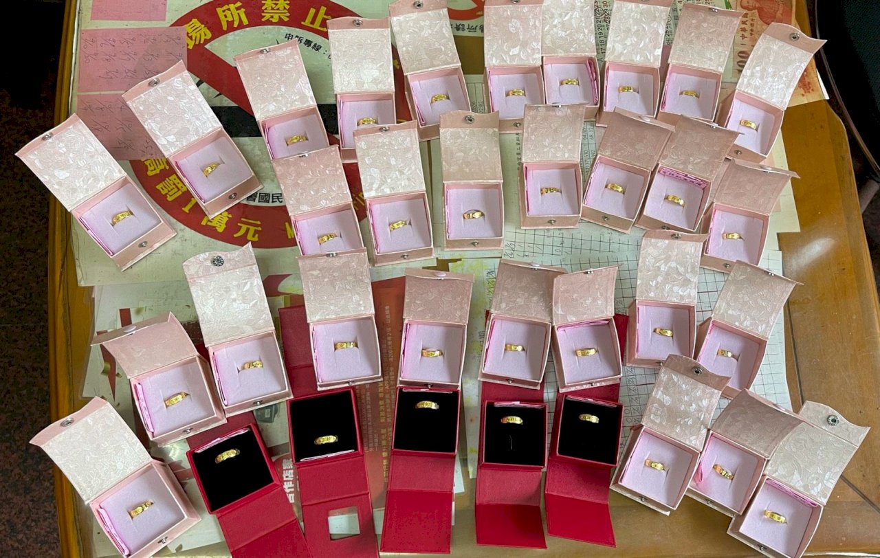 ศาลเจ้าจื่อหนานกง เมืองหนานโถว แจกแหวนทองคำให้ผู้สูงวัย 70 และ 90 ปี