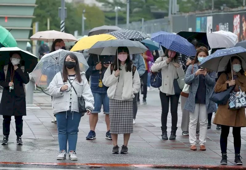 25 พ.ย. กลุ่มเมฆเคลื่อนตัวขึ้นเหนือทำทั่วไต้หวันฝนตก บนภูเขาสูงมีโอกาสเกิดหิมะตก