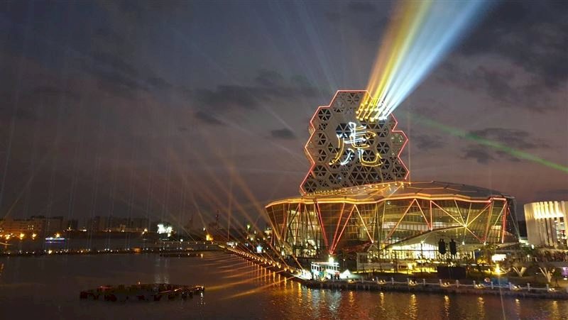 งานโคมไฟไต้หวันโซนริมแม่น้ำอ้ายเหอ นครเกาสง เริ่มเปิดแสดงไฟแสงสีแล้ว ถึง 28 ก.พ.นี้
