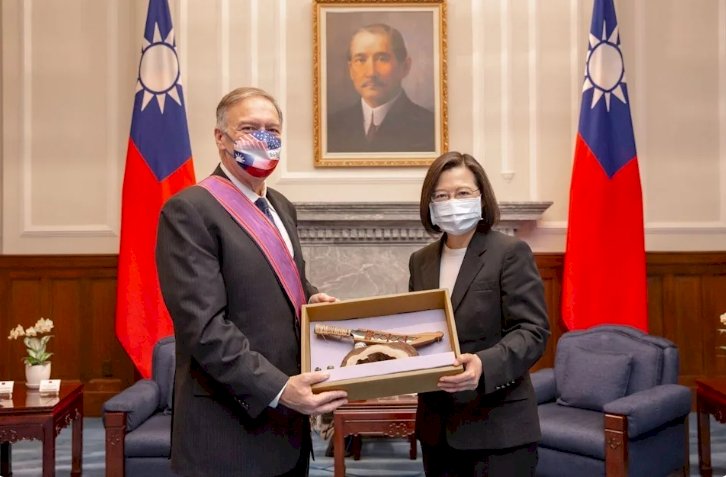 ผู้นำไต้หวันมอบเครื่องอิสริยาภรณ์แด่นาย Mike Pompeo หวังไต้หวันและสหรัฐฯ จับมือสร้างความสำเร็จด้านประชาธิปไตยมากขึ้น