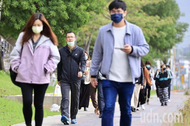 แรงงานที่ต้องหยุดทำงานโดยไม่มีค่าจ้างลดลง แต่คาดว่าอุตสาหกรรมการผลิตอาจต้องให้แรงงานหยุดทำงานเพิ่มขึ้น