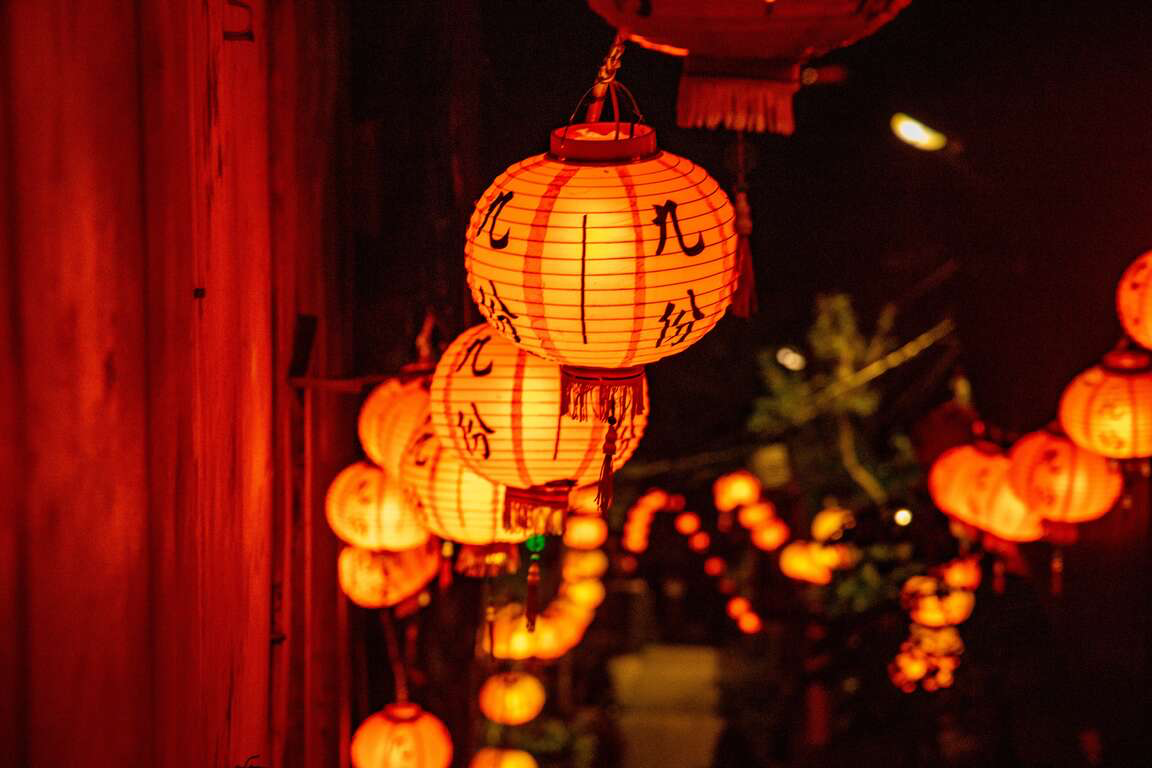 งานโคมไฟสีแดงจิ่วเฟิ่น สืบสานประเพณีเดินรอบภูเขาเสริมศิริมงคล กระตุ้นการท่องเที่ยว