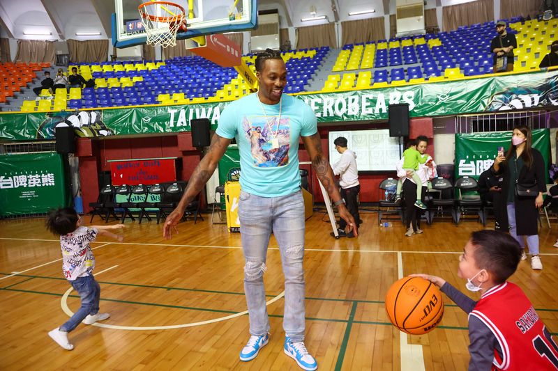 Dwight Howard รับบทครูโรงเรียนประถมพื้นที่ห่างไกล 1 วัน นักเรียน/ผู้ปกครอง กรี๊ดๆๆๆ