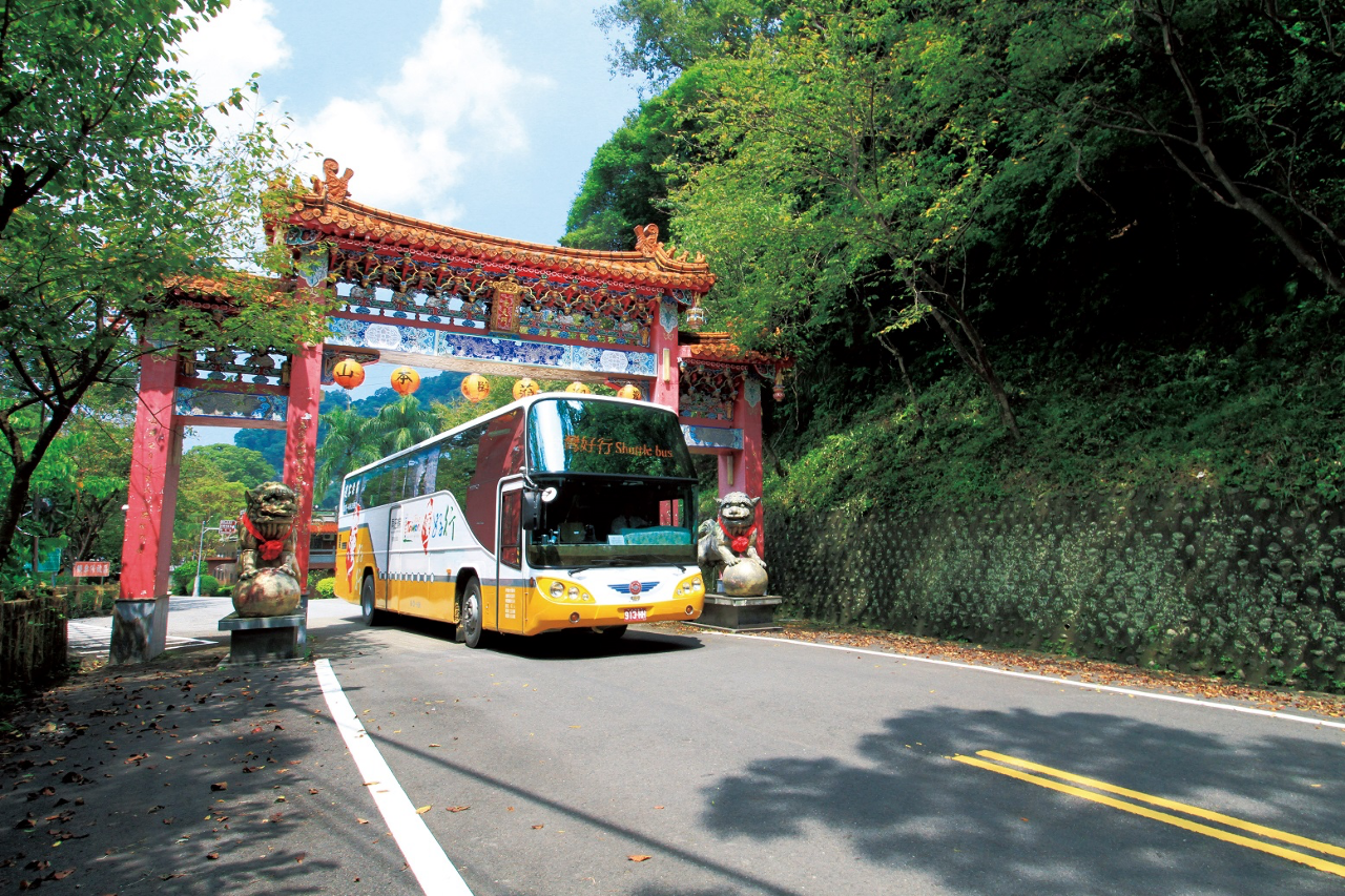 ในปีค.ศ. 2023 บริการท่องเที่ยว 64 เส้นทางของ Taiwan Tourist Shuttle service มีนักท่องเที่ยวใช้บริการเฉลี่ยต่อเดือน 350,000 คนครั้ง