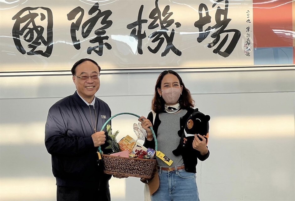สนามบินเถาหยวนต้อนรับนักท่องเที่ยวผู้โชคดีรายที่ 5 ล้าน เป็นชาวไทย ได้รับของขวัญเพียบ