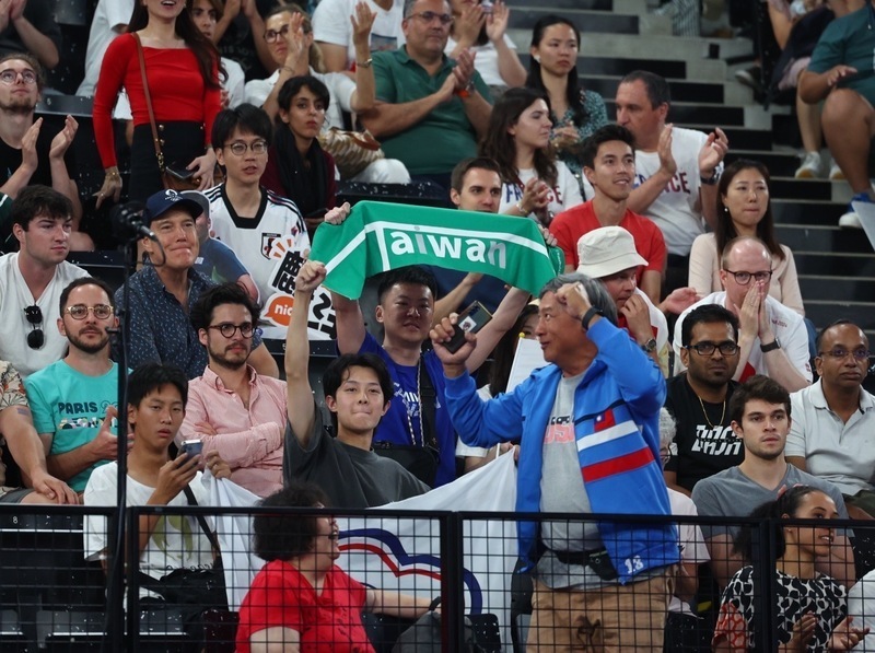 กองเชียร์แบดมินตันถูกยึดถือโปสเตอร์ไต้หวันและผ้าขนหนูโตเกียวโอลิมปิก Taiwan In ในการแข่งขันแบดมินตันชายคู่โอลิมปิก 2024 รอบรองชนะเลิศ