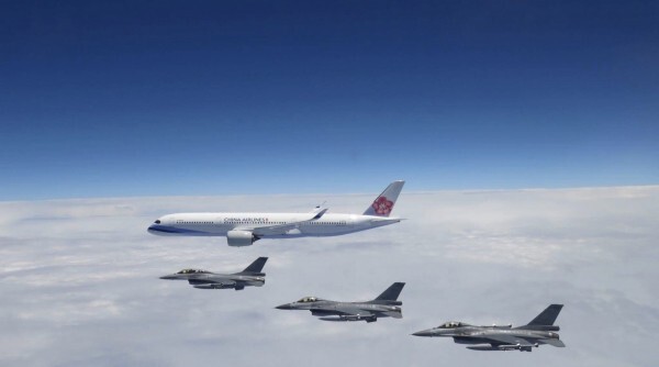 ผู้นำไต้หวันสั่ง F-16 บินประกบต้อนรับเที่ยวบินนำนักกีฬาโอลิมปิกไต้หวันชุดสุดท้ายกลับไต้หวันในวันนี้ 