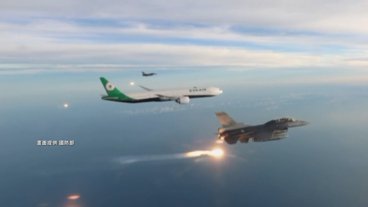 หลินอวี้ถิง นักชกสาวไต้หวันเจ้าของเหรียญทองตื้นตันเครื่องบินรบ F-16 ต้อนรับกลางเวหาก่อนร่อนลงสนามบินเถาหยวน