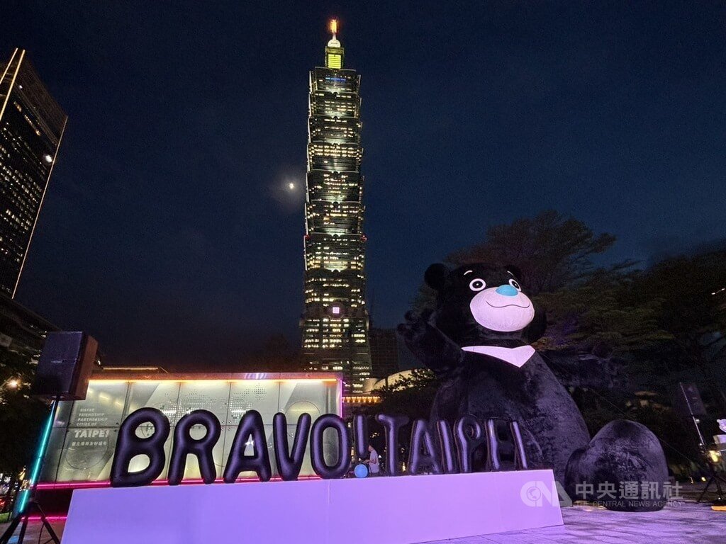 ฉลองวันเกิด “หมี Bravo” มาสคอตกรุงไทเป สร้างหุ่นลมหมีสูง 6 เมตร ตั้งไว้ในเฟรมเดียวกันกับตึกไทเป 101 เพื่อให้ประชาชนได้ร่วมถ่ายภาพเป็นที่ระลึก