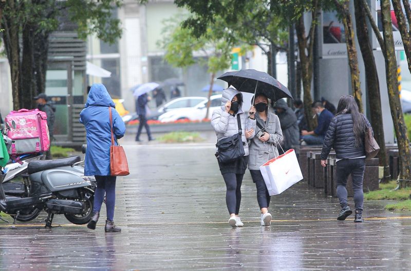 ทั่วไต้หวันอากาศเปลี่ยน! มีแนวโน้มเกิดฝนตกหนักขึ้นและต่อเนื่องยาวนานถึง 5 วัน หลายพื้นที่ชุ่มฉ่ำ อากาศหนาว อุณหภูมิร่วงต่ำสุด 7°C