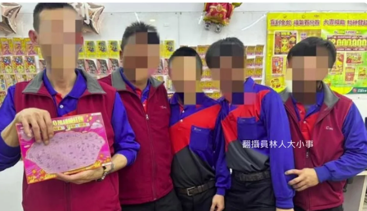 ดวงปัง! หนุ่มจางฮั่ว 5 คนลงขันซื้อหวยขูด สุดเฮงขูดเจอรางวัลที่ 1 ใบแรกของตรุษจีนปีนี้ ได้ไป 20 ล้าน