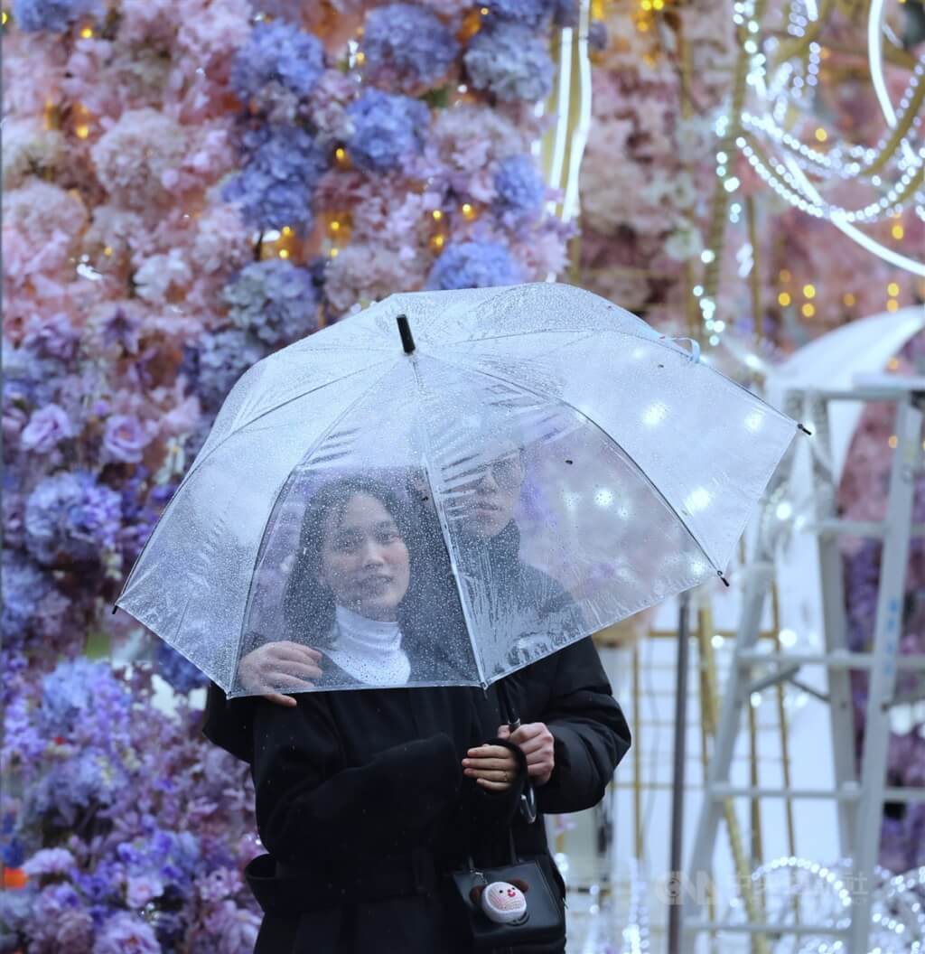 วันนี้ทั่วไต้หวันมีฝนตก อากาศหนาวชื้นตลอดทั้งวัน วันที่ 14 ก.พ. ยังอากาศค่อนข้างหนาว 15 ก.พ. อากาศจะกลับมาอบอุ่น