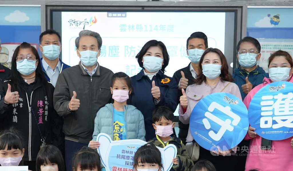 เทศบาลเมืองหยุนหลินแจกหน้ากากให้นักเรียนระดับมัธยมปลายและต่ำกว่า เพื่อใช้ป้องกันฝุ่นละอองและไข้หวัดใหญ่