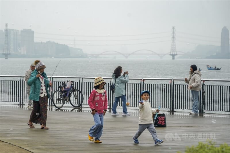 วันนี้ (7 เม.ย. 68) ปริมาณน้ำฝนค่อยๆ ลดลง ทั่วไต้หวันอากาศแจ่มใสถึงมีเมฆมาก แต่คืนวันที่ 9 เม.ย. เป็นต้นไป เตรียมรับมือฝนตกทั่วเกาะ