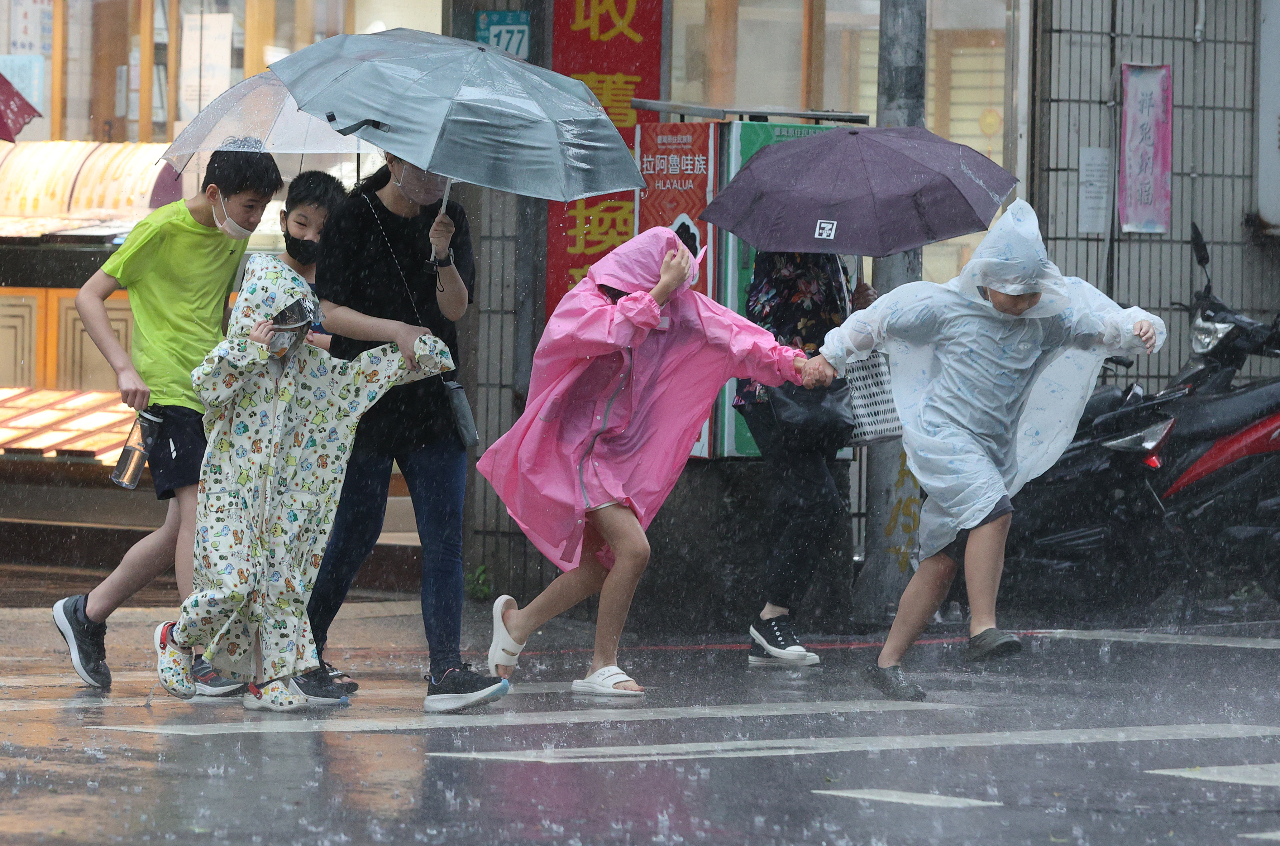 แนวปะทะอากาศที่พัดผ่านทำให้ 6 เมือง มีฝนตกหนักถึงตอนเย็นวันนี้ จากนั้นวันที่ 12 เม.ย. เตรียมรับมือแนวปะทะอากาศอีกระลอก เฝ้าระวังฝนฟ้าคะนองและลมกระโชกแรง