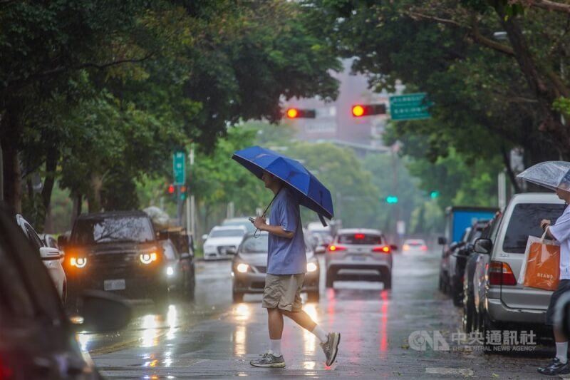ฝนมาอีกแล้ว! วันพรุ่งนี้ (24 เม.ย.) ภาคกลาง ภาคเหนือมีฝนตก สุดสัปดาห์นี้อุณหภูมิลดเหลือประมาณ 20  °c